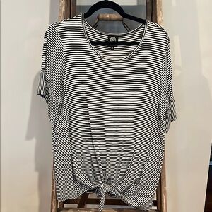 👗Bundle 5/$25👗 Black and White Striped Women's Top Size XL